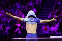 　喜ぶ張本智和（撮影・佐々木彰尚）