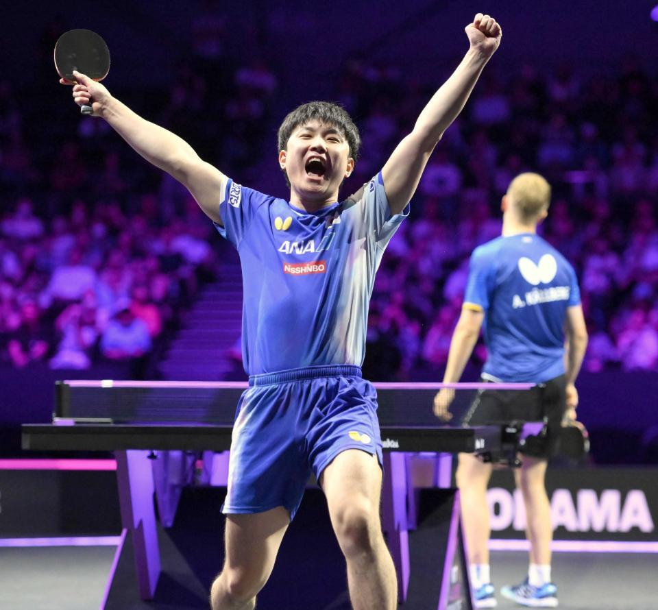 　アントン・シェルベリ（右後方）に勝利し、ガッツポーズをする張本智和（撮影・堀内翔）