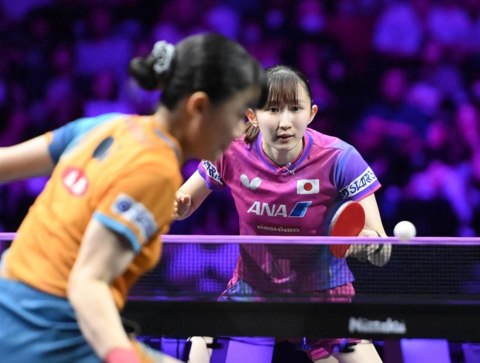 　張本美和（左手前）と対戦した早田ひな（撮影・堀内翔）