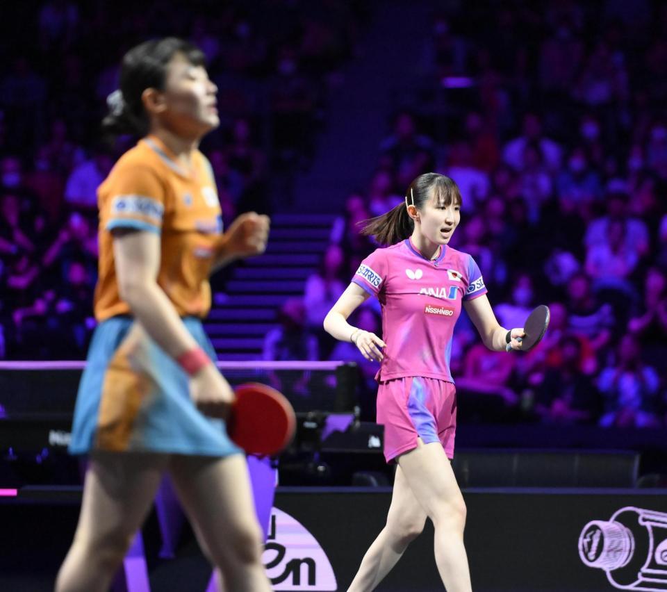 　張本美和（左手前）と対戦した早田ひな（撮影・堀内翔）