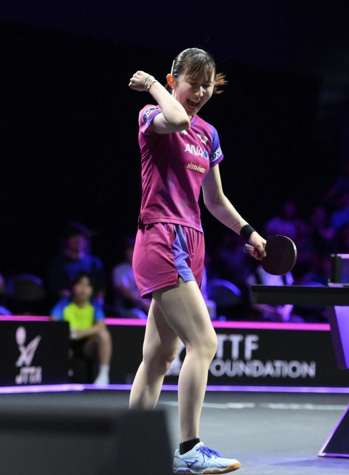 　張本美和に勝利してガッツポーズをする早田ひな（撮影・堀内翔）