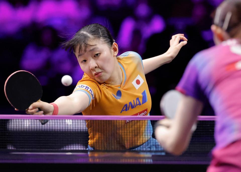 　女子シングルス２回戦で早田ひな（右）に敗れた張本美和