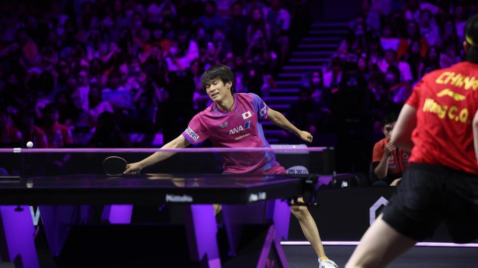 　第５ゲーム、王楚欽にスマッシュを決められた戸上隼輔（撮影・佐々木彰尚）
