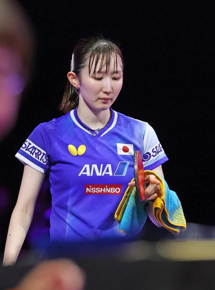 　女子シングルス準々決勝で陳幸同に敗れ肩を落とす早田ひな