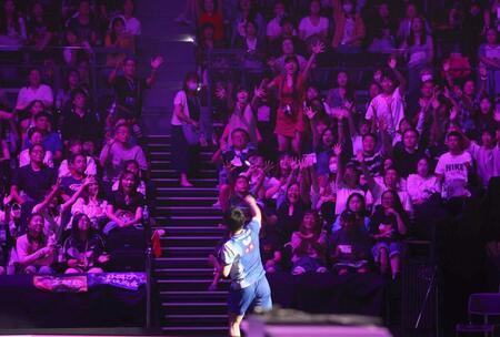 　サインボールを投げ込む張本智和（撮影・佐々木彰尚）