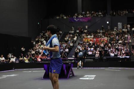 　第２ゲームの前、会場の照明がついて試合が中断する（撮影・佐々木彰尚）