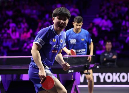 　第１ゲーム、気合いが入る張本智和＝（撮影・佐々木彰尚）