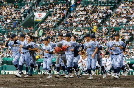 　北海に勝利し、駆け出す東海大熊本星翔ナイン＝甲子園