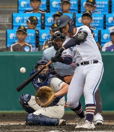 　高川学園-未来富山　２回表高川学園無死、遠矢が左越えに本塁打を放つ。捕手中込＝甲子園