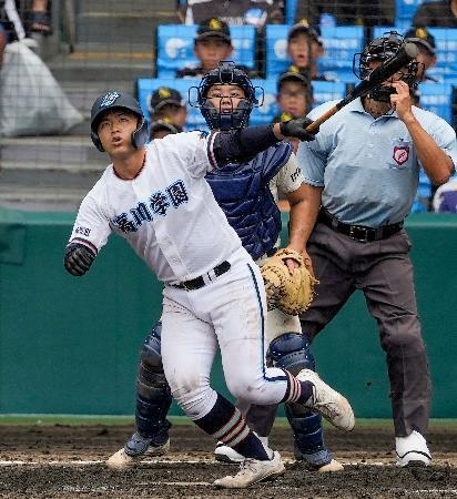 　高川学園-未来富山　４回表高川学園２死満塁、遠矢が中越えに走者一掃の二塁打を放つ。捕手中込＝甲子園