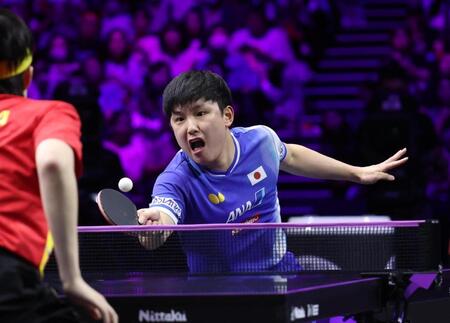 　第１ゲーム、気合が入る張本智和（撮影・佐々木彰尚）