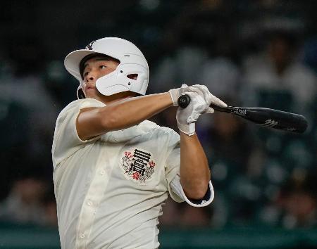 　豊橋中央-日大三　８回裏日大三無死、田中諒が左越えに決勝本塁打を放つ＝甲子園