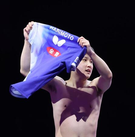 　ファンにアピールする張本智和（撮影・佐々木彰尚）