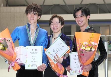 　シニア男子フリー２位の山本草太（左）。中央は優勝した鍵山優真、右は３位の壷井達也