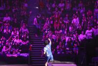 　サインボールを投げ込む張本智和（撮影・佐々木彰尚）