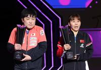 　キヤノン砲の音に驚く張本智和（左）と陳幸同（撮影・佐々木彰尚）