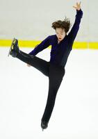 　演技する鍵山優真