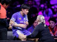 　痛めた両膝の治療のためタイムアウトを取る張本智和