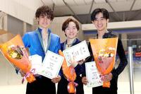 　男子で優勝した鍵山優真（中央）。左は２位の山本草太、右は３位の壷井達也