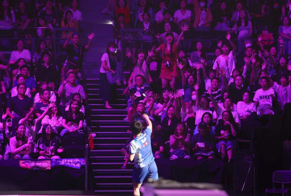 　サインボールを投げ込む張本智和（撮影・佐々木彰尚）