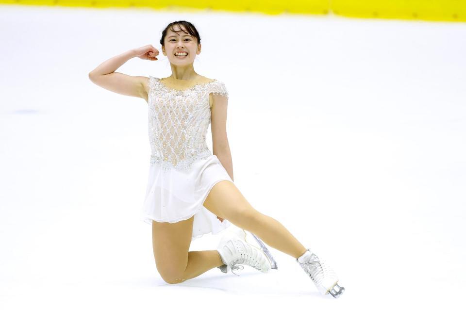 女子ＳＰの演技を終え、ガッツポーズする三宅咲綺