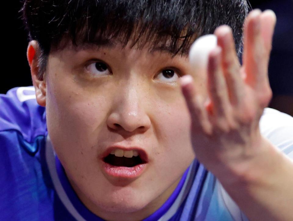 　中国の王楚欽と対戦する張本智和