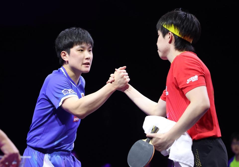 　王楚欽（右）と健闘をたたえあう張本智和（撮影・佐々木彰尚）