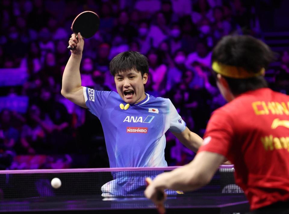 　第１ゲーム、スマッシュを放つ張本智和（撮影・佐々木彰尚）