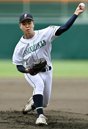 　松商学園戦に先発した岡山学芸館・青中＝甲子園