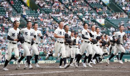 　東大阪大柏原に勝利し、駆け出す尽誠学園ナイン＝甲子園