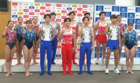 　新ユニホームの発表会見で写真に納まる体操とトランポリンの世界選手権代表＝１２日、東京都内