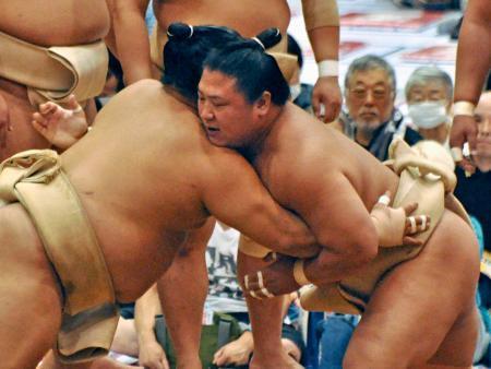 　大相撲夏巡業で朝稽古をする関脇若隆景＝仙台市