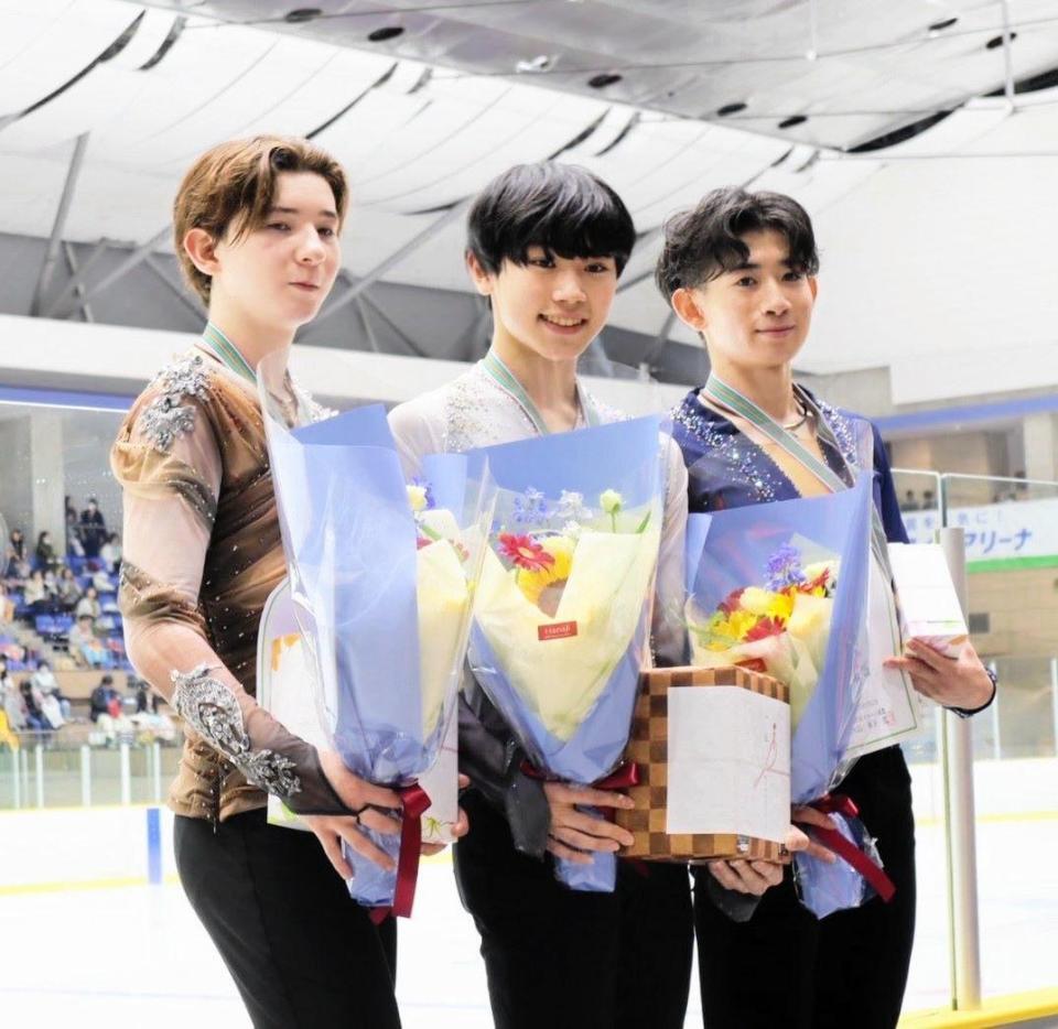 　表彰式を行った（左から）２位の中田璃士、優勝の高橋星名、３位の植村駿