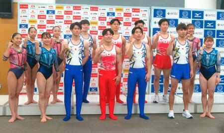 　新ユニホームの発表会見で写真に納まる体操とトランポリンの世界選手権代表