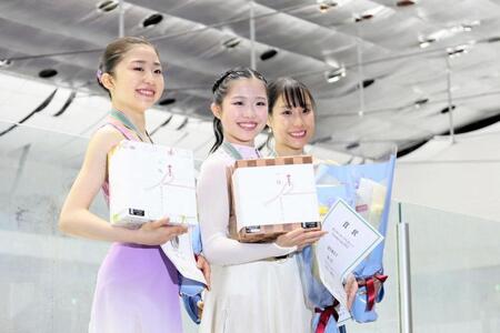 　表彰台に上った（左から）２位・千葉百音、優勝・中井亜美、３位・三原舞依