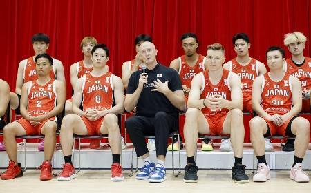 　バスケットボールの男子アジア・カップの日本代表が発表され、記者会見するホーバス監督（中央）ら＝７月、東京都北区