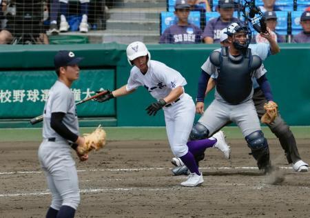 　中越-関東第一　５回裏関東第一２死一、二塁、大沢が三塁強襲の適時二塁打を放つ。投手雨木、捕手仲丸＝甲子園