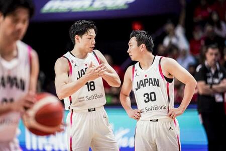 　レバノン戦で、試合中に言葉を交わす日本の馬場（左）と富永（ⓒＦＩＢＡ・共同）
