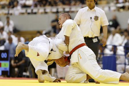 　男子団体３回戦で、東海大甲府・山口（左）を攻める埼玉栄・渡辺＝ジップアリーナ岡山