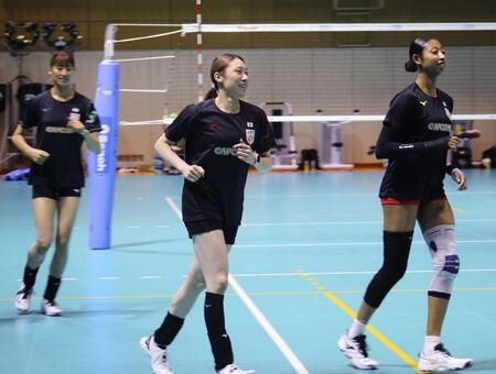 　合宿でランニングするバレーボール女子日本代表の石川主将（中央）
