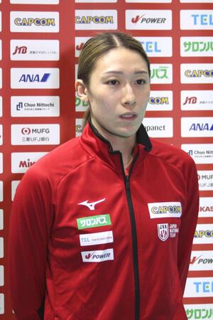 　取材に応じるバレーボール女子日本代表の石川主将