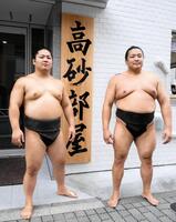 　秋場所での新十両が決まっている朝翠龍（左）と朝白龍