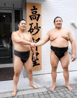 　秋場所での新十両が決まっている朝翠龍（左）と朝白龍