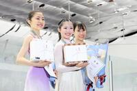 　表彰台に上った（左から）２位・千葉百音、優勝・中井亜美、３位・三原舞依