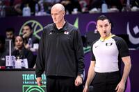 　険しい表情を浮かべるホーバス監督　©ＦＩＢＡ