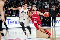 　レバノン戦で相手選手をマークする日本のテーブス（左）＝ⓒＦＩＢＡ・共同
