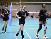 　合宿でランニングするバレーボール女子日本代表の石川主将（中央）