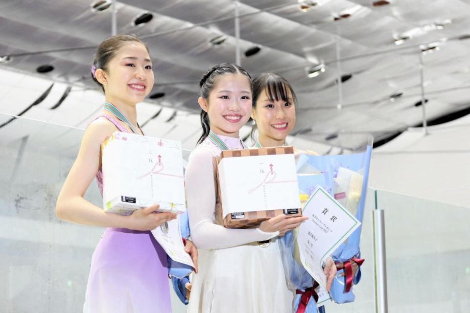　表彰台に上った（左から）２位・千葉百音、優勝・中井亜美、３位・三原舞依