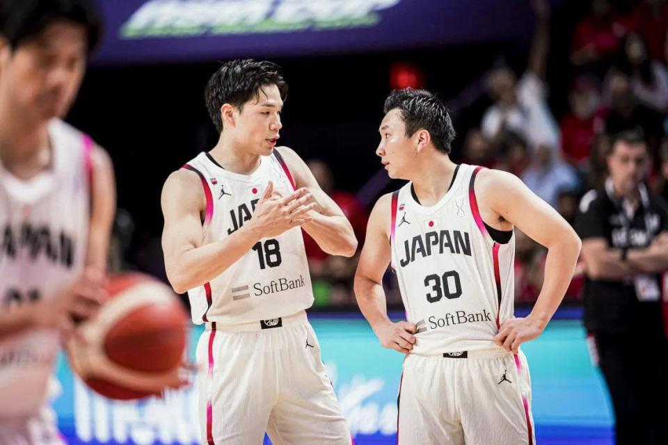 　レバノン戦で、試合中に言葉を交わす日本の馬場（左）と富永（ⓒＦＩＢＡ・共同）