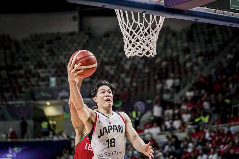 　レバノン戦でシュートを狙う日本の馬場（ⓒＦＩＢＡ・共同）